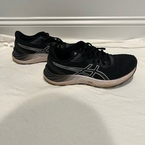 Women’s ASICS size 7.5